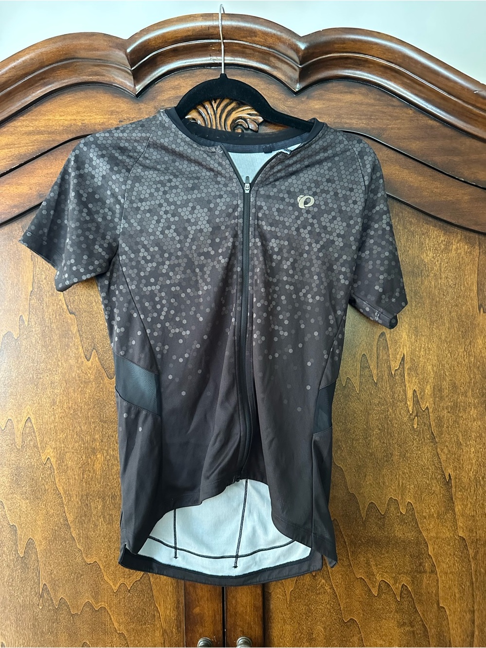 Pearl Izumi Women's Black Short-Sleeve Cycling Jersey with Subtle Logo - Picture 2 of 5